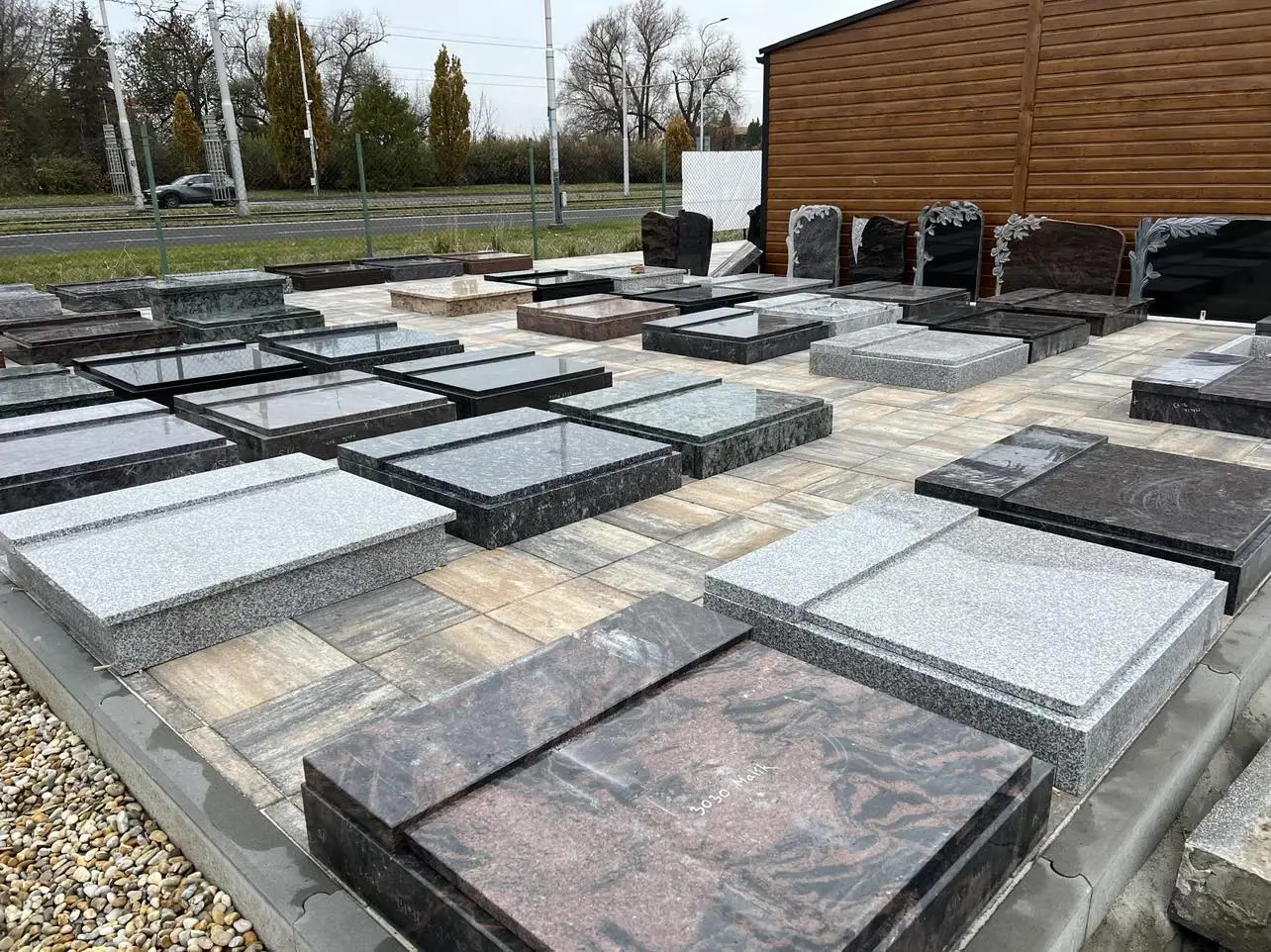 Výstavní prostor s ukázkami žulových urnových hrobů v kamenictví Ostrava